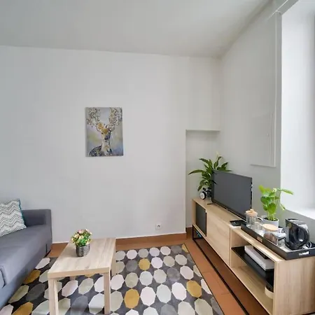 Sur Cour, Proche Des Buttes-chaumont