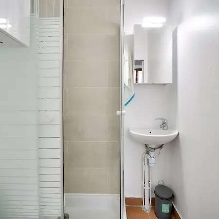 Sur Cour, Proche Des Buttes-chaumont Lejlighed