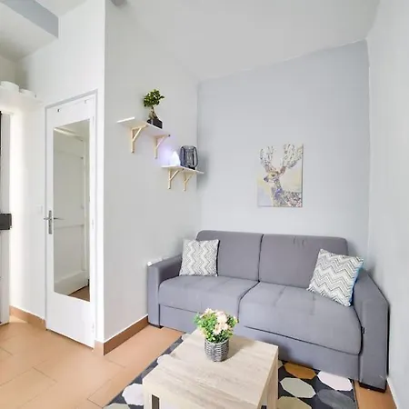 Sur Cour, Proche Des Buttes-chaumont * Paris