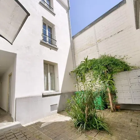Sur Cour, Proche Des Buttes-chaumont *